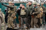 O presidente ucraniano Volodymyr Zelenskyy examina o local de uma recente batalha em Bucha perto de Kiev, Ucrânia, segunda-feira, 4 de abril de 2022. (AP Photo/Efrem Lukatsky/Flickr)