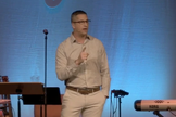  O pastor RC Ford ressaltou a importância do crente confessar seus pecados. (Foto: YouTube/Igreja LifePoint).
