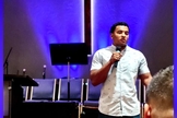 Nicolas Davis ministrando a palavra de Deus na igreja. (Foto: Reprodução / AG News)