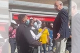 Momento em que o pastor John Sherwood foi detido por policiais. (Foto: Captura de tela/YouTube Pastor John Sherwood Arrest)