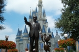 Estátua de Walt Disney e Mickey Mouse; ao fundo Magic Kingdom. (Foto: FreeImages)