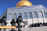 Polícia israelense entra em local sagrado de Jerusalém após arremesso de pedras pelos manifestantes. (Captura de tela: CBS News)