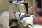 Chuck Keels foi curado milagrosamente no quarto do hospital. (Foto: CBN News)