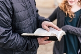 McDowell: É importante que os pais e líderes conversem com as crianças sobre por que elas devem adotar a postura bíblica. (Foto: Priscilla Du Preez / Unsplash)