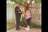 Sargento Truan ora com Misti Doyle 1 ano após prendê-la. (Foto: Facebook Misti Doyle)