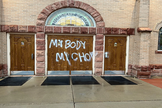 Vândalos pró-aborto pixaram a fachada de igreja católica na cidade de Boulder, na quarta (4). (Foto: Mark Haas).