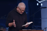 Pastor Louis Giglio. (Foto: Captura de tela/YouTube/Passion City Church)