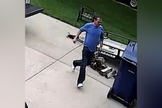 Jennifer Collier deixou uma Bíblia de presente em sua varanda para o criminoso. (Foto: Reprodução).