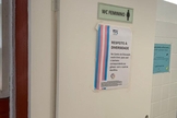 Comunicado na porta de um banheiro do Centro de Educação da Ufes. (Foto: Reprodução).