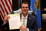 Kevin Stitt: ‘Estou orgulhoso por assinar a lei SB 1503, o Oklahoma Heartbeat Act’. (Foto: Twitter Kevin Stitt)