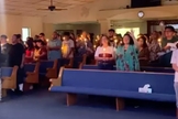 Culto no Templo Cristiano, em Uvalde, em apoio aos familiares das vítimas do atentado. (Captura de tela Facebook Templo Cristiano)