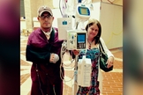 John Arroyo e sua esposa Angel, enquanto ele estava se recuperando no hospital. (Foto: Reprodução / AG News)