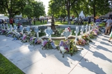 Memorial às vítimas da tragédia, em uma praça em Uvalde. (Foto: Billy Graham Evangelistic Association).