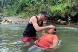 Travis Burkhalter batizou Sarah em um rio na selva colombiana. (Foto: International Mission Board).