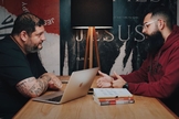 Fábio Coelho, líder do movimento Vozes e Trovões e Douglas Gonçalves, líder do movimento JesusCopy. (Foto: Captura de tela/YouTube JesusCopy).