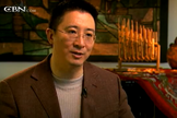 Christopher Yuan encontrou Jesus e se arrependeu de seus pecados. (Foto: Reprodução/CBN News).