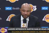 Darvin Ham em entrevista coletiva de apresentação como novo treinador do Los Angeles Lakers. (Captura de tela Los Angeles Lakers)