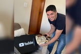 Pastor Antônio Júnior segurando o “botão de diamante”. (Foto: Arquivo pessoal)