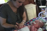 Urias John recebe oração quando estava na UTI neonatal. (Foto: Reprodução / CBN News)