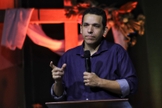 O pastor David Riker aconselha jovens cristãos sobre relacionamento nas redes sociais. (Foto: David Riker).