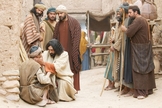 Cena de filme que mostra Jesus curando enfermo. (FreeBible)