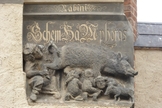 A escultura da porca com os judeus ao redor é retratada na fachada da Stadtkirche, Town Church, em Wittenberg, Alemanha. (Foto: Wikipedia)