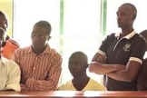 Cristãos no distrito de Mukono, Uganda, assistem enquanto a juíza dá o veredito a assassino de cristãos. (Foto: Morning Star News)