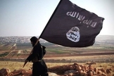 Militante islâmico com a bandeira do grupo terrorista. (Foto: Wikipedia)