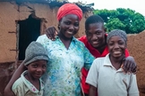 Charity e seus três filhos depois do reencontro. (Foto: Captura de tela/YouTube Portas Abertas)