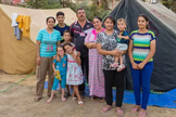 Família em frente a sua tenda após ter que fugir do Iraque por conta dos ataques do Estado Islâmico. (Foto: Portas Abertas)