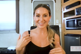  A atriz Alexa PenaVega superou um distúrbio alimentar com a ajuda de Deus.  (Foto: YouTube/Sadie Robertson).