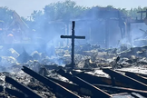 O fogo consumiu toda a estrutura do templo, mas a cruz ficou intacta. (Foto: Wise County Emergency Services Department No. 2).