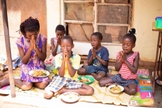 Crianças orando. (Foto: Blog Compassion)