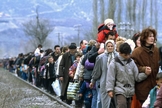 Refugiados de Kosovo fugindo de sua terra natal (Foto: Flickr/United Nations Photo)