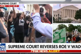 Ativistas pró-vida comemoram em frente à Suprema Corte [à esq.] (Captura de tela Fox News)