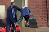 Josef Schuetz se esconde durante o julgamento. (Foto: Captura de tela/YouTube Inside Edition)