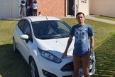 Eric em frente ao seu carro, que usa como ferramenta evangelística. (Foto: Arquivo pessoal)