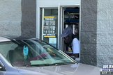 Brenda Wilson oferece orações a quem passa pelo drive thru, em Ocean Springs. (Foto: Reprodução/WLOX-TV).