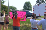 Manifestantes pró-aborto protestaram em frente a Cedar Creek Church. (Foto: Reprodução/WTOL-11).