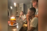 Festa de aniversário de Abraham com seu “bolo de bênção”. (Foto: Captura de tela/Vídeo CBS Evening News)