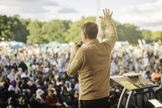 Andrew Palau no palco durante o Festival Manchester, que teve centenas de pessoas se entregando a Jesus. (Foto: The Message Trust)