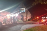 Bombeiros atendem a um incêndio na paróquia de St. Jane Frances de Chantal em Bethesda, Maryland. (Foto: Serviço de Bombeiros e Resgate do Condado de Montgomery)