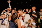 Wagner e Kelly se casaram no sábado (9) e deram seu primeiro beijo no altar. (Foto: Stephanie Gomes).