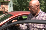 Clearance Jones conseguiu evitar que seu carro fosse roubado. (Foto: YouTube/ABC11).