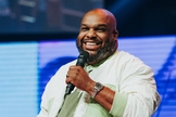 Pastor John Gray é líder da Igreja Relentless. (Foto: Relentless Church/Facebook)