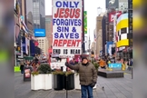 Marcos Nurmberger prega o Evangelho com placas na Times Square. (Foto: Marcos Nurmberger).