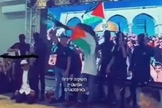 Vídeo mostra alunos da Anata High School vestidos como pistoleiros "atirando" em alunos vestidos como judeus religiosos, 20 de julho de 2022. (Captura de tela Twitter Shimon)
