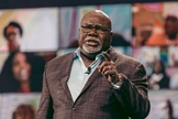 T.D. Jakes durante pregação em sua igreja, nos EUA. (Foto: The Potter's House of Dallas/Facebook)