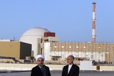 Ex-presidente do Irã, Hassan Rouhani e Ali Akbar Salehi, diretor da Organização de Energia Atômica do Irã (AEOI), na Usina Nuclear de Bushehr. (Foto: Reprodução/Wikimedia Commons)