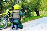 Imagem de policial orando de joelhos em rua da Colômbia viraliza. (Foto: Reprodução/Evangelical Focus)